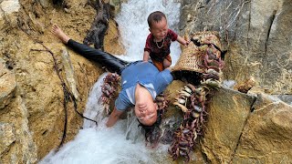 Single mother: harvesting stone crabs to sell at the market - bathing the baby - cooking