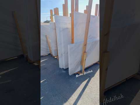 تق طيع وتحضير ألواح رخام أبيض ڤولاكاص أحجام كبيرة