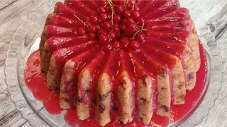 le fameux gâteau au fruit rouge  accompagné d'un  coulis au  groseilles