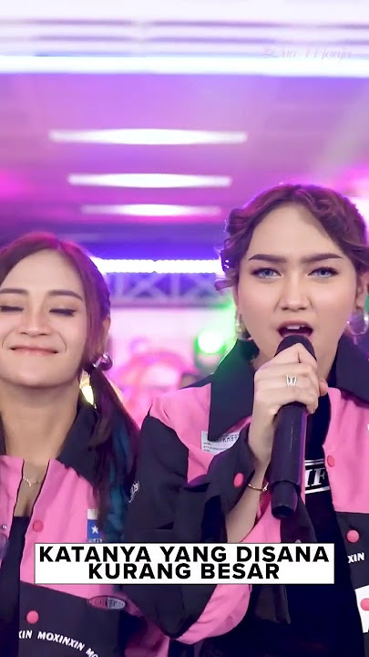 KATANYA YANG DISANA KURANG BESAR - Duo Manja #youtubeshorts #katanyayangdisanakurangbesar #duomanja