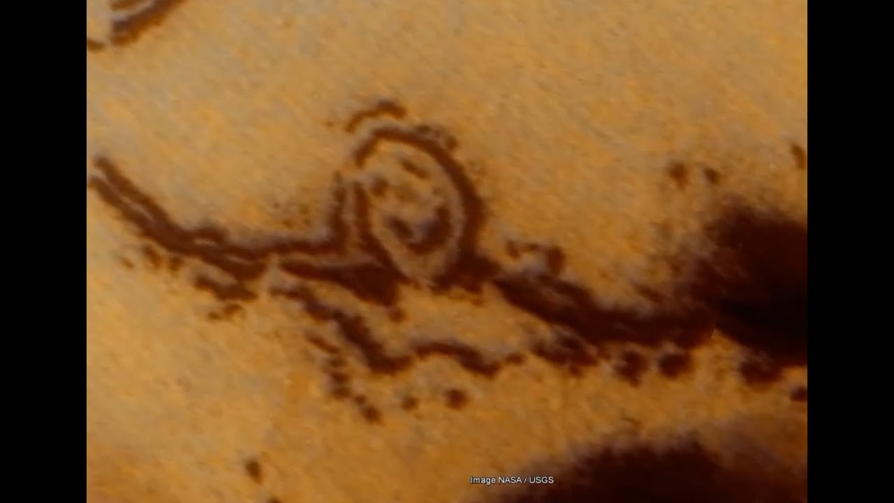 CARA FANTASMAL SOBRE LA SUPERFICIE DE MARTE 