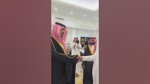 ‏ الأمير فيصل بن خالد بن سلطان يُعزي والد الطالب  عقيل العنزي -رحمه الله- خلال تكريم الطلاب الفائزين