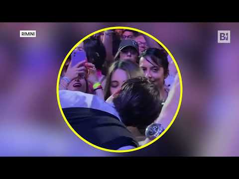 Federico Rossi scende dal palco e bacia una fan… e scoppia la polemica