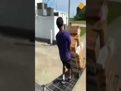 اضحك مع عامل تفريغ حمول من شاحن ينزل من قنطر صغيرة و فقد توازنه و سقطت منه حمول