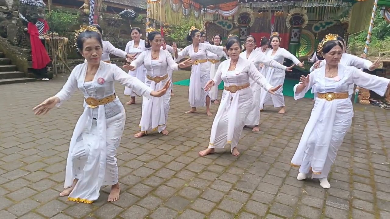 Ngayah rejang pemendakan kerti bakti  di pura tamba waras tabanan bersma  ST SRIKANDI 