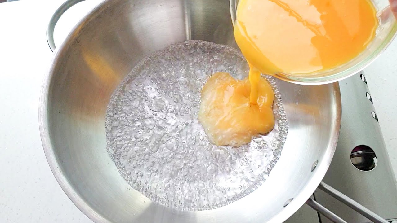 물로 만든 스크램블 에그와 고기 소스