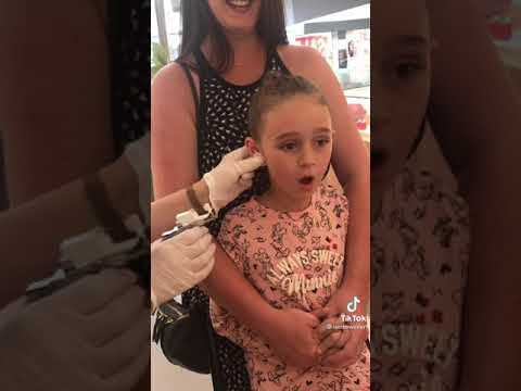Девочка потеряла сознание когда ей пробивали уши