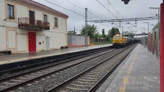 335 Ferrovial a su paso por Guarnizo Cantabria con un tren de cisternas.