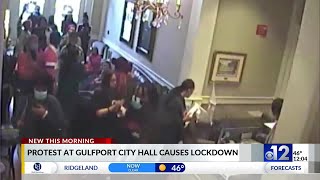 Mississippi police arrest protesters after city hall dispute