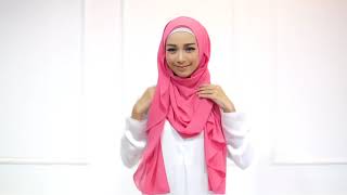 Cara memakai jilbab pink