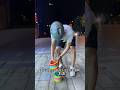 道で見つけたカラフルなスリンキー！でもうまく動かない – スリンキーの達人になる方法 😲🌈#shorts