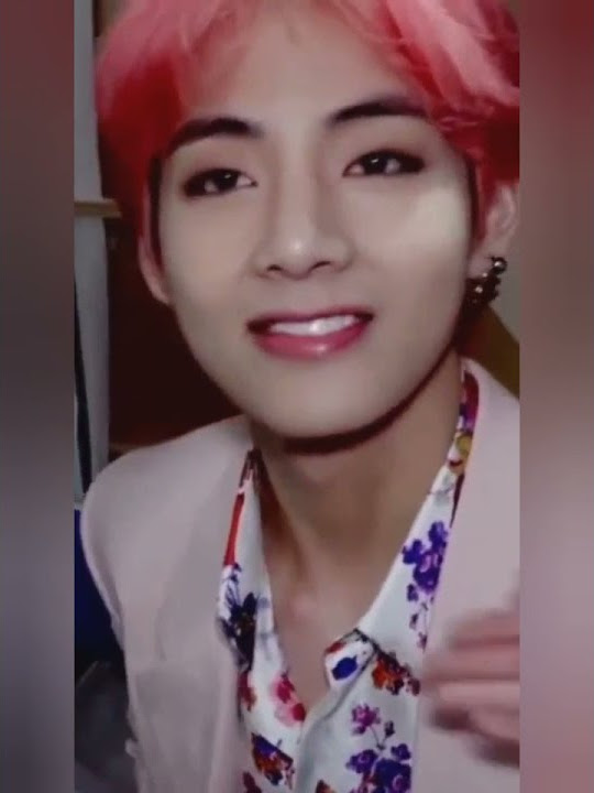 Taehyung BTS senyum manis