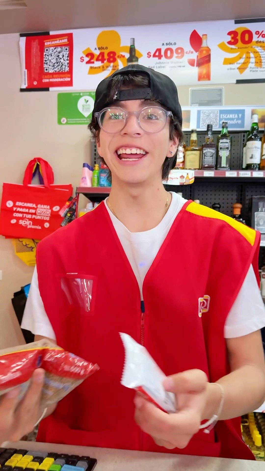 CUANDO VAS A PAGAR EN EL OXXO Y SE HACE UNA FILA ENORME ?