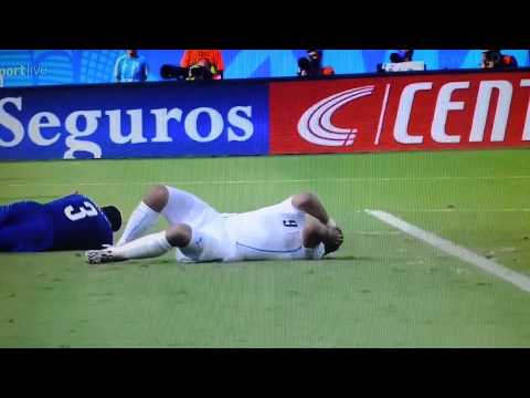 Luis Suarez bites Chiellini - Italy vs Uruguay 0-1 - World Cup Brazil 2014 Suarez bite chiellin