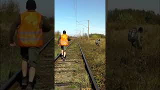 Напал злой путеец на железной дороге РЖД