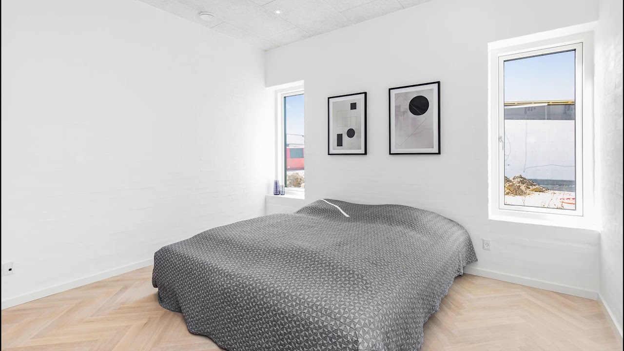 Fuldmuret arkitektegnet villa i trekants området