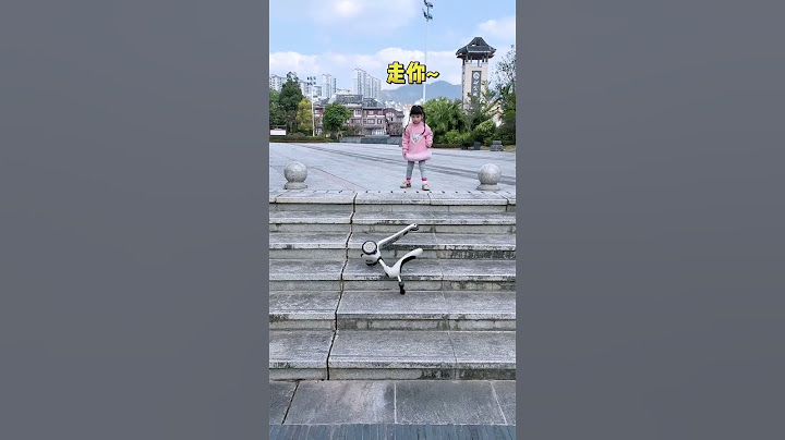 爸爸帶娃太不靠譜，只顧自己，下樓梯還要閨女想辦法！ #萌娃#親子#親子日常#搞笑#爸爸帶娃