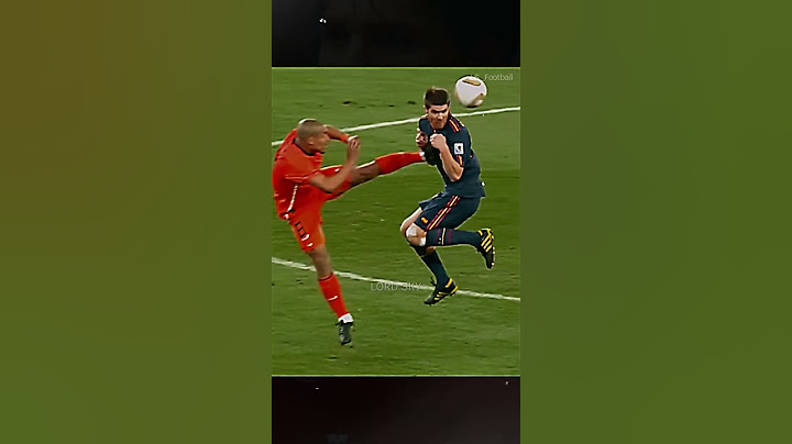 Kung Fu Kick - Nigel de Jong vs Xabi Alonso #shorts, #kungfu, #football, #xabialonso