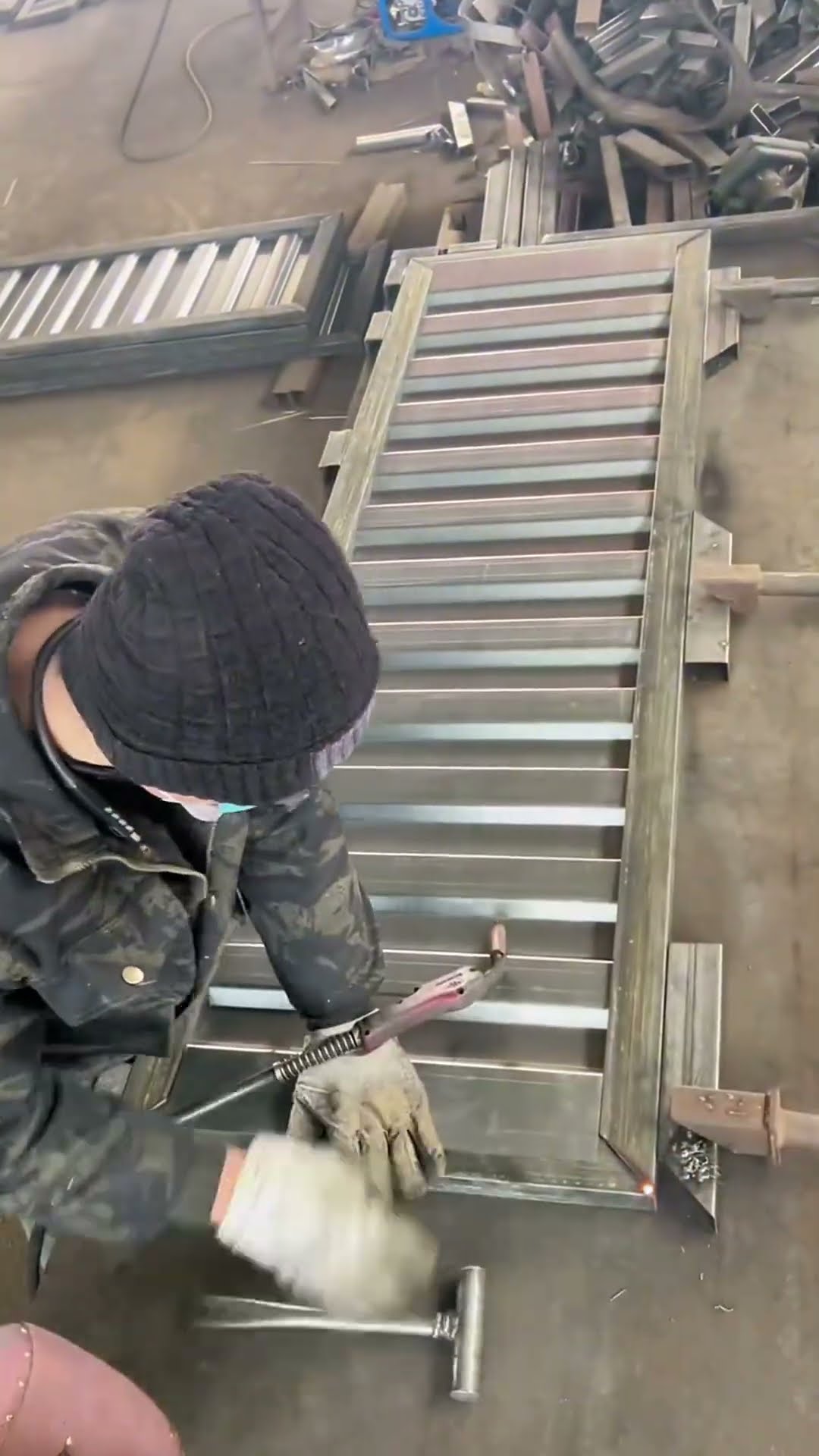 Hydraulic pressure welding door process- Good tools and machinery make work easy