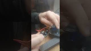 LM386 feedback Theremin guitar pickup! #diy #theremin #lm386