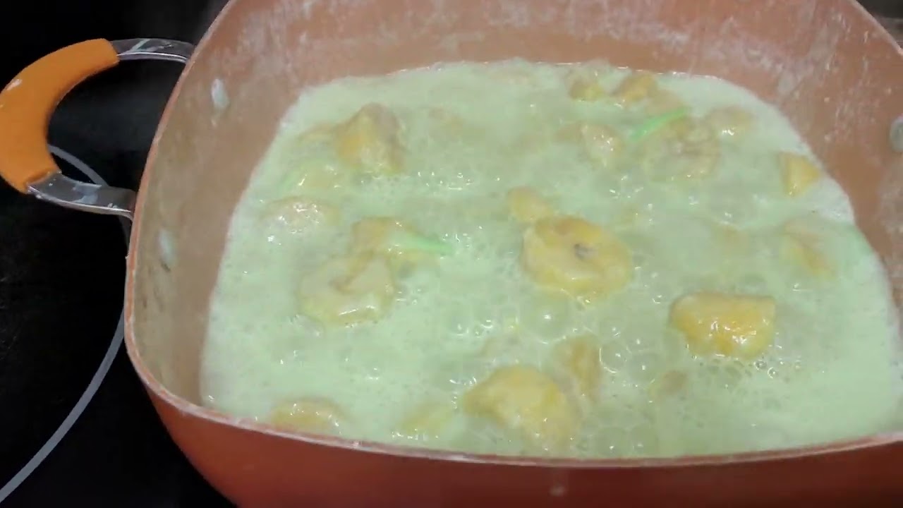 SWEETENED BANANA PLANTAINS WITH COCONUT MILK AND SHREDDED BUKO PANDAN .