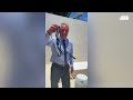 Momento en que culebra muerde al secretario de Salud federal
