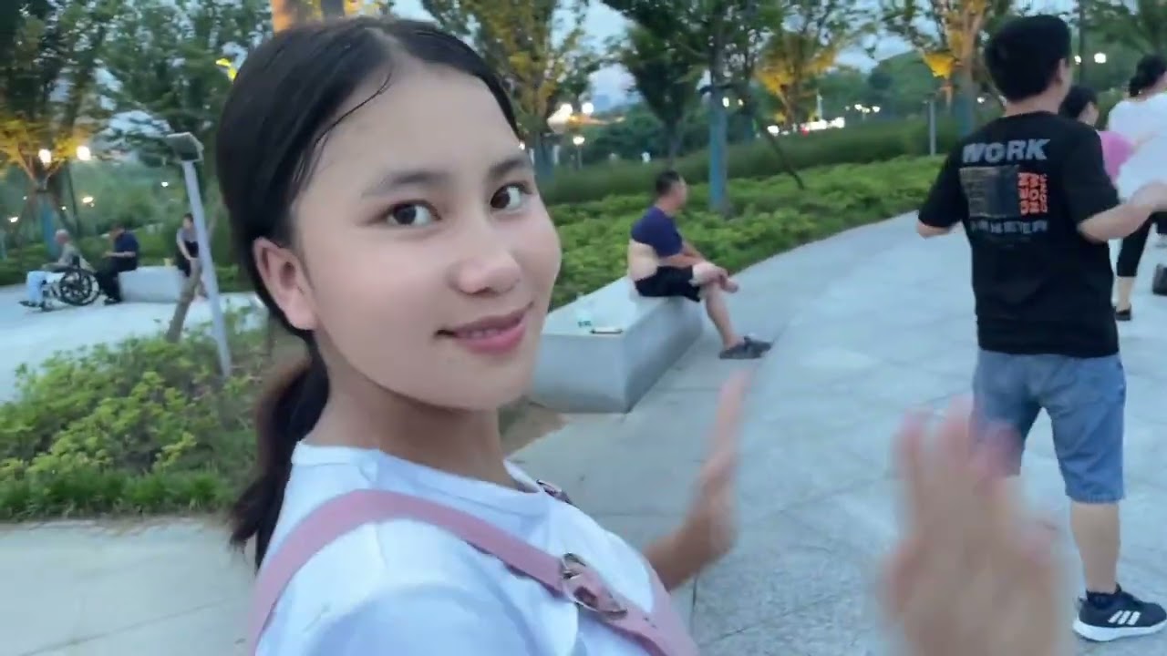 带老挝媳妇第一次晚上去公园散步，被中国人丰富的夜生活羡慕了，直呼嫁到中国太对了，被大妈跳的广场舞迷住了，跟着一起跳，拉都拉不住，表示以后每天都要来跳