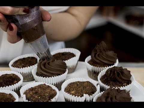 Video: Jak Si Vyrobit čokoládové Banánové Muffiny