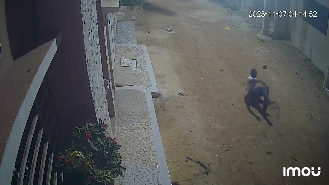 Alakhou akbar 😱 ce voleur fait une chute spectaculaire en voulant monter sur un R+3