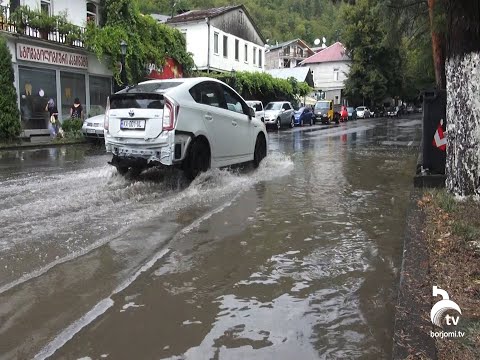 ძლიერი წვიმის შედეგად ბორჯომის ქუჩები დაიტბორა