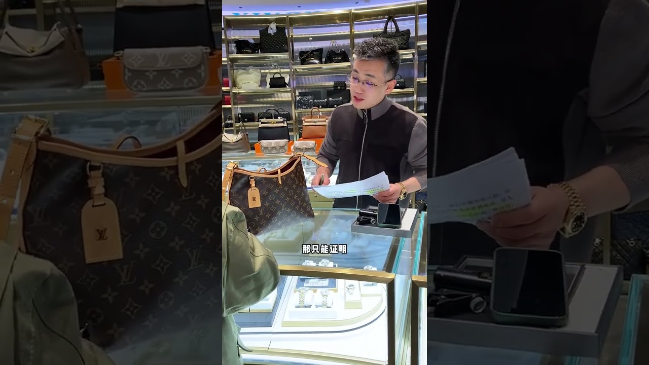 男子偷换老婆包包，背后真相令人暖心 #二奢陈哥 #正能量 #夫妻 #暖心一幕   抖音