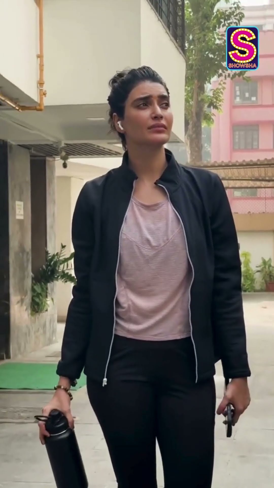 Karishma Tanna Talks To Paps, Reacts To Saif Ali Khan’s Unfortunate Incident | N18S #Shorts