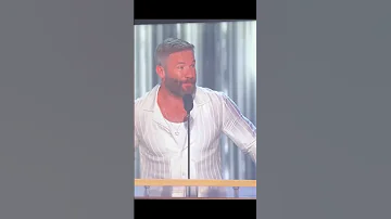 Julian Edelman Jokes About Aaron Hernandez at the Tom Brady Roast 💀