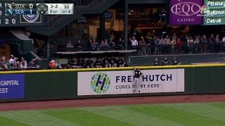 CWS@SEA: Cabrera makes a leaping catch at the wall
