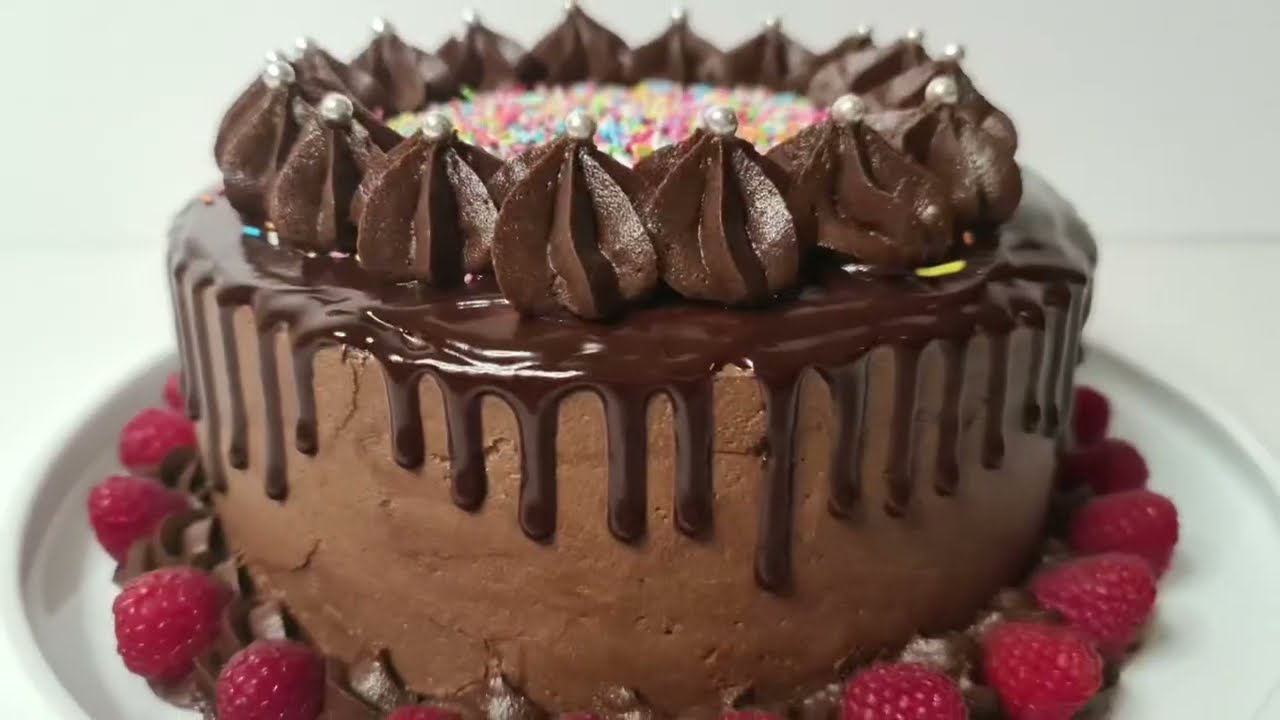 Drip cake lavet af black magic kage og hindbærmousse | 