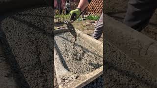 Бетонирую дорожки - фундамент для тёплых грядок 👌#diy #garden #construction #hometools