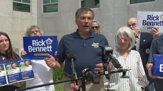 Rick Bennett drops off 5,300 signatures to get his name on November’s ballot