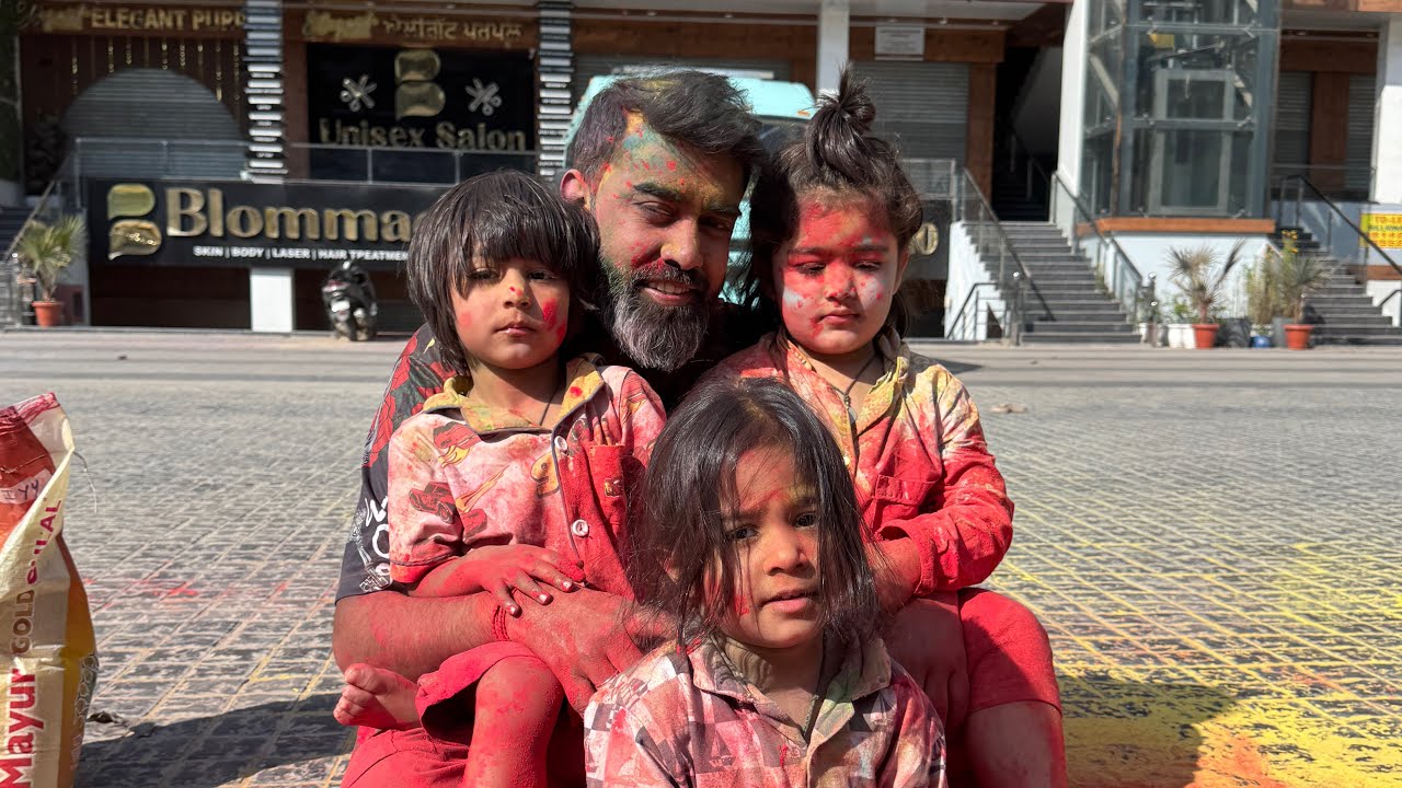 Bacho ke sath kheli holi 