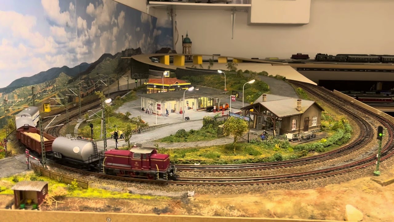 Trix Express V60 mit Übergabegüterzug