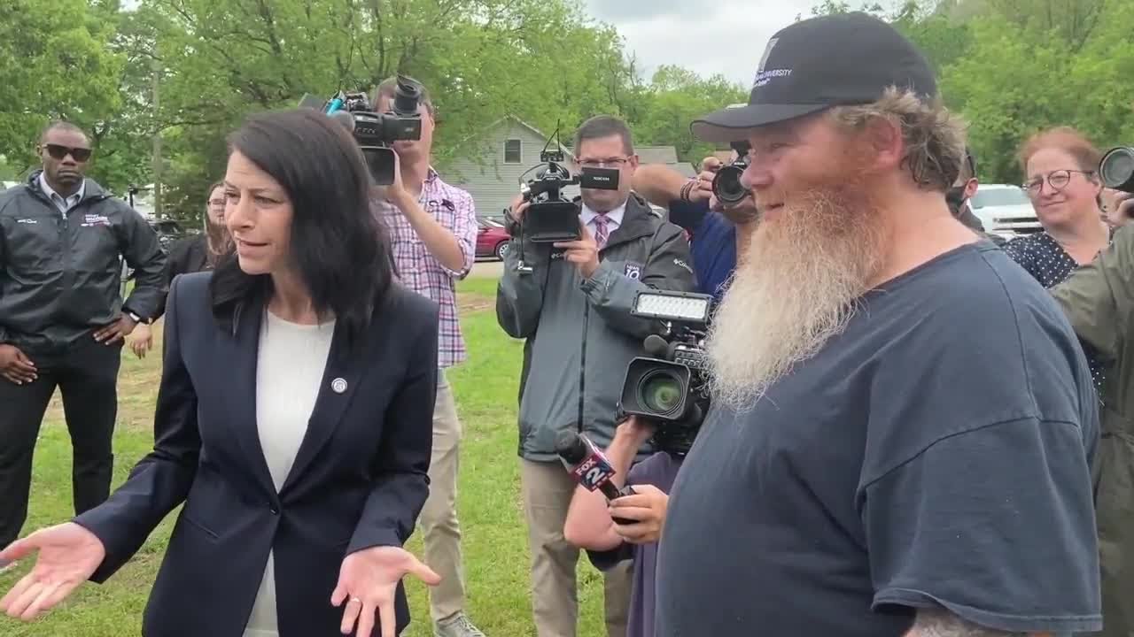 Wrongfully convicted man freed after 32 years in prison - YouTube