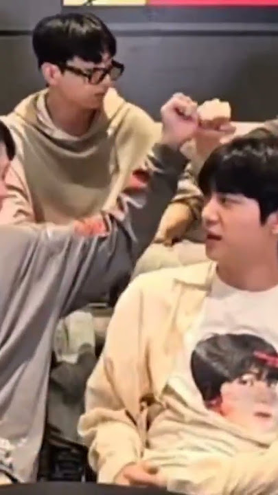 Aww baby wants to handshake with Yeobo 🫠🐹🐰 #jinkook #bts #viral #shorts #love #youtubeshorts #like