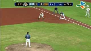 20130825 CPBL 桃猿VS獅 6下 劉芙豪右外野安打,唐肇廷直奔三壘