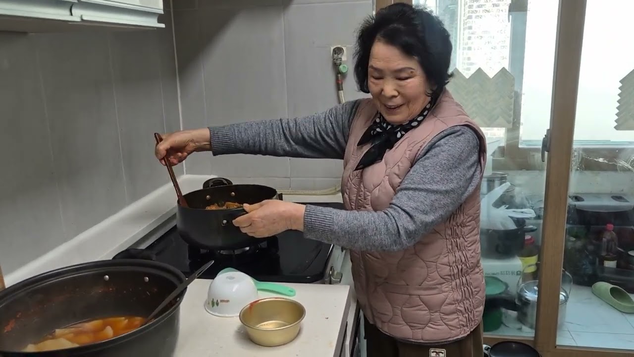 80살시골엄마 봄동겉절이 돼지고기두루치기 호박잎쌈으로  한상 차려서는 싹 모여라 잉~