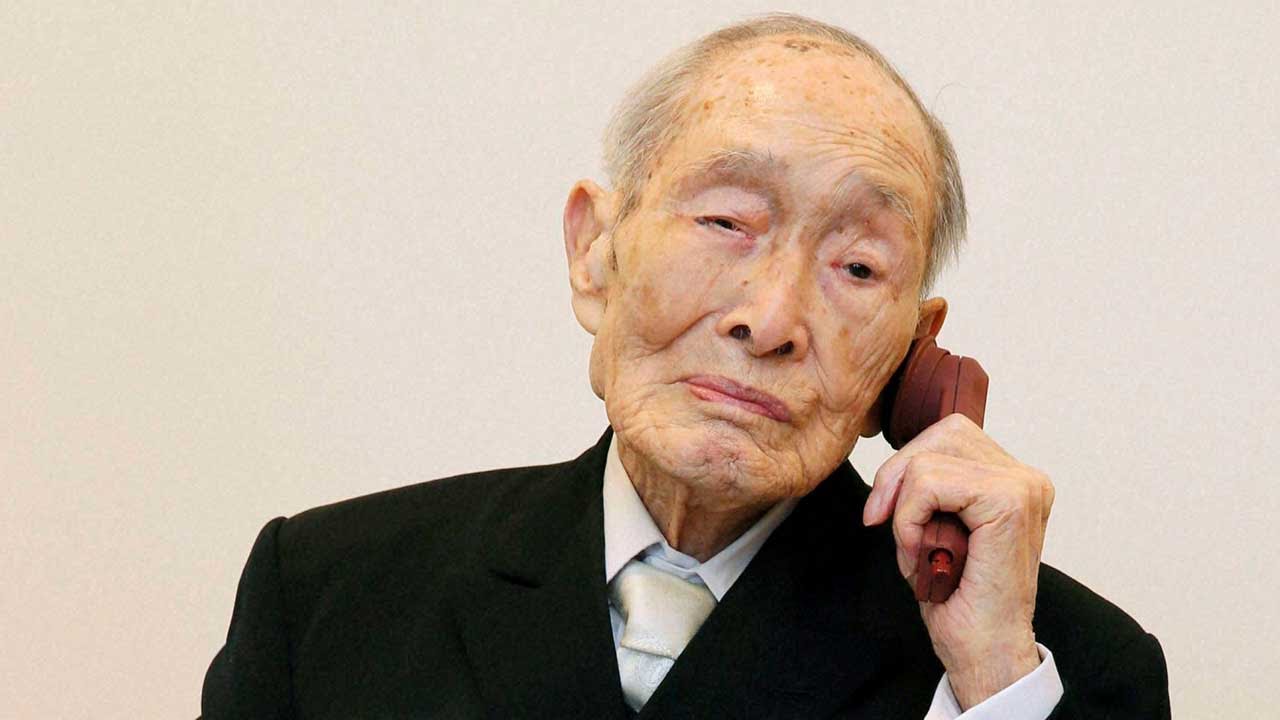 Самый старый мужчина умер. Сакари Момои. Сакари Момои долгожитель. Сакари Момои в молодости. Старый японец.