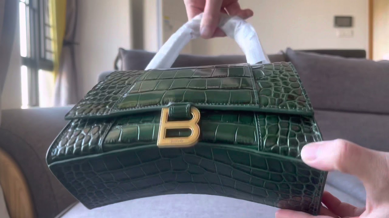 Motivering ekskrementer Implement BALENCIAGA HOURGLASS SMALL TOP HANDLE BAG IN FOREST GREEN - YouTube