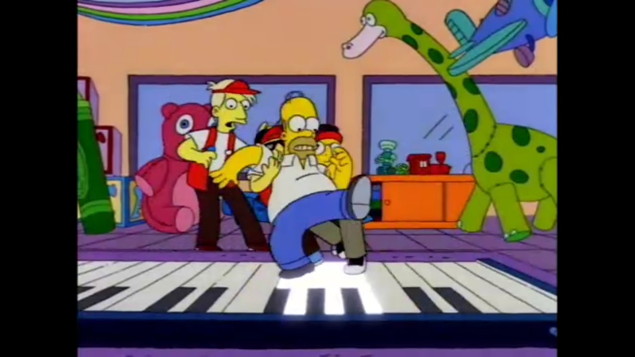 Homero toca la canción de la introduccion de los simpsons con los pìes