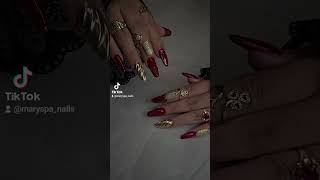 Uñas rojas ,efecto espejo dorado Uñas rojas ,efecto espejo dorado