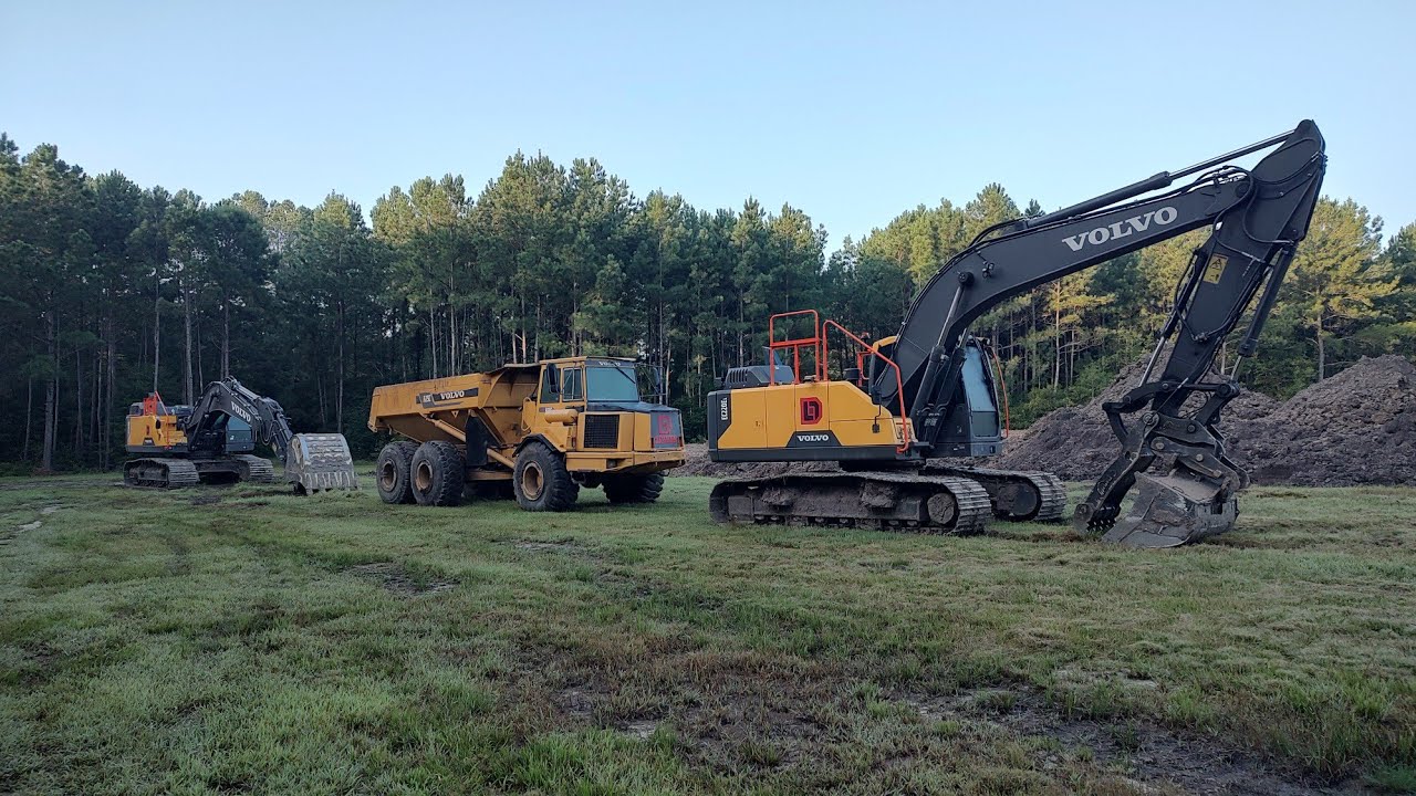 Оба экскаватора качают землю: день 2. Строительство пруда