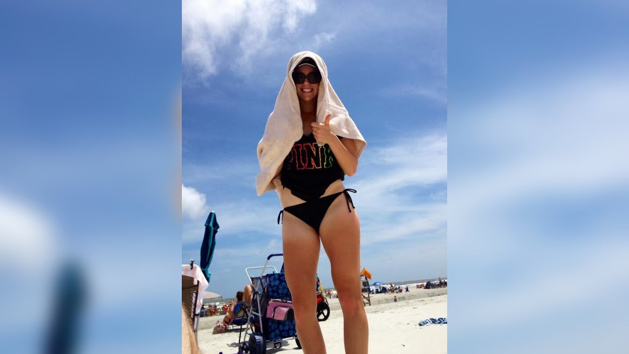 Mit ihre atletische Körper und Mittlblond Haartyp ohne BH (BH-Größe ) auf Strand im Bikini
