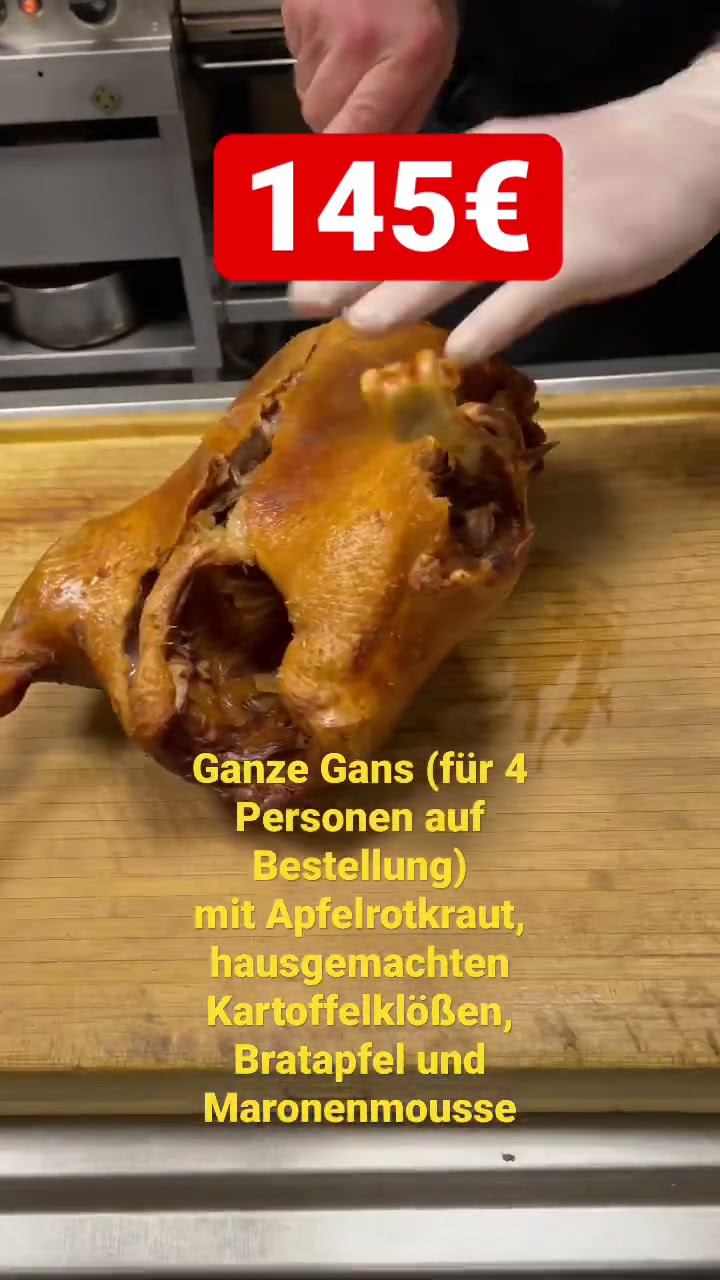Ganze Gans mit Apfelrotkraut, hausgemachten Kartoffelklößen, Bratapfel ...